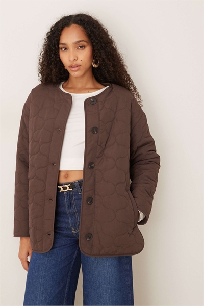 Двусторонняя стеганая куртка из борга шоколадно-коричневого цвета артикул 150325523