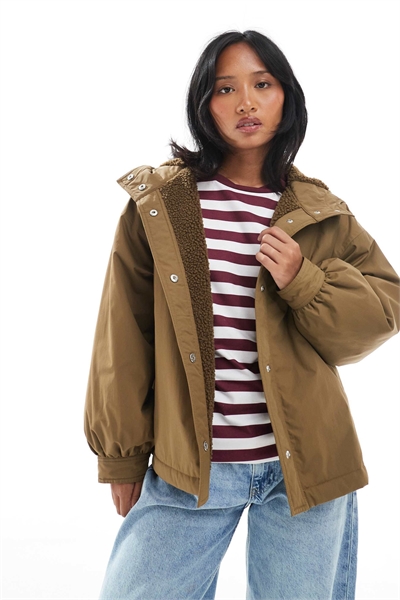 ASOS DESIGN Petite — пальто-дождевик оверсайз с флисовой подкладкой, оливкового цвета артикул 142682024