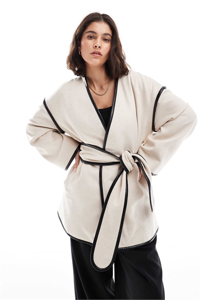 Куртка с поясом из смешанной шерсти с контрастной окантовкой кремового цвета артикул 148031848