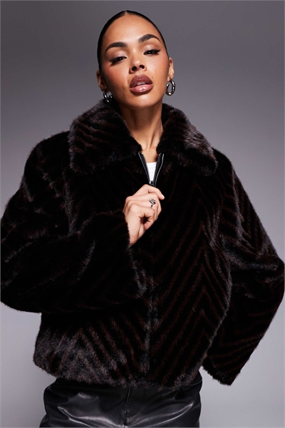 Куртка из искусственного меха с воротником артикул 144208549