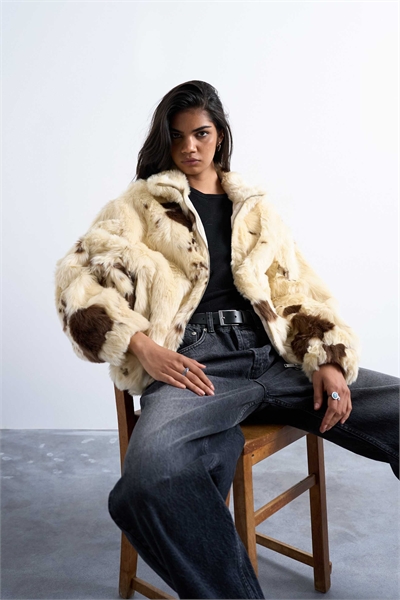 Бомбер из искусственного меха с принтом «коровья кожа» и воротником-воронкой артикул 143962847