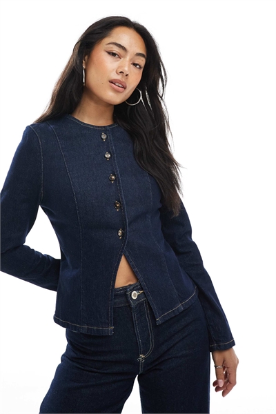 Джинсовая куртка без воротника с плечевыми накладками и зауженной талией артикул 149589478