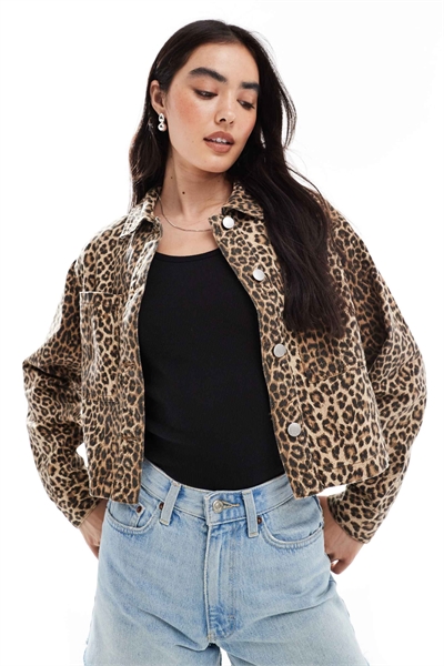 Укороченная джинсовая куртка с леопардовым принтом артикул 148658801