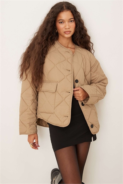 Стеганая куртка с накладными карманами спереди, бежевого цвета артикул 148195498