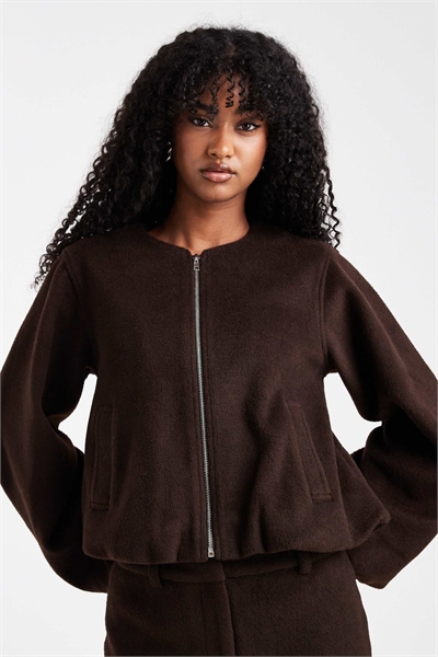 Шерстяной комплект из бомбер-куртки без воротника с рукавами-баллонами шоколадно-коричневого цвета артикул 148031851