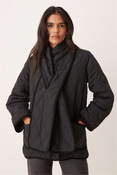 Куртка с стеганым узором и шарфом черного цвета артикул 150325524