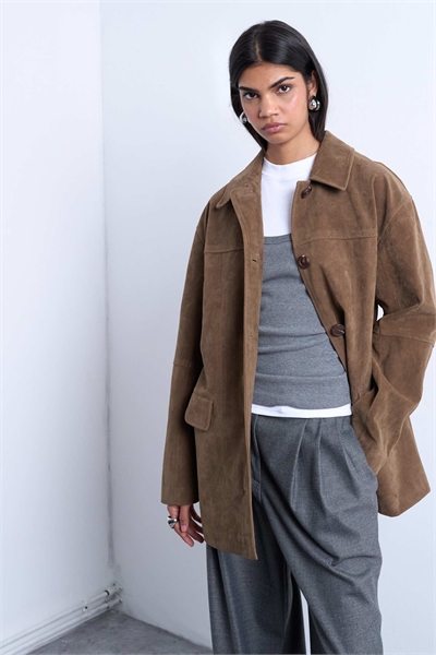 Куртка прямого кроя с накладными карманами из натуральной замши премиум-класса артикул 140139280