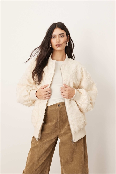 Текстурированная бомбер-куртка оверсайз кремового цвета артикул 139079094