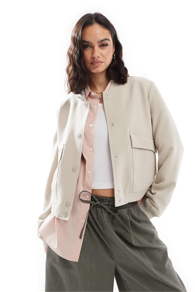 Приталенная бомбер-куртка с карманами кремового цвета артикул 140259287