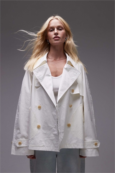 Укороченный практичный тренч с ветрозащитной клапаной артикул 143301570