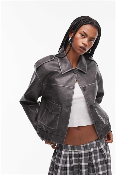 Короткая куртка-бомбер из искусственной кожи с накладными карманами и застежкой на пуговицы артикул 140413952