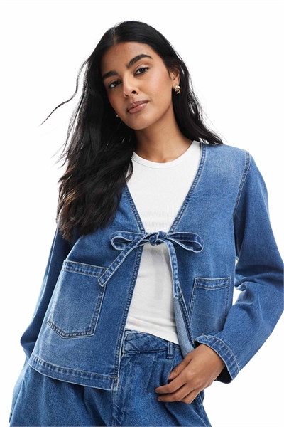 Рубашка-куртка прямого кроя с завязками спереди из джинсовой ткани средне-синего цвета артикул 139585285