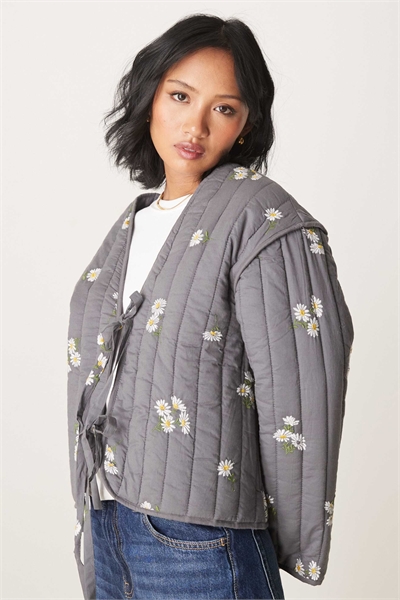 ASOS DESIGN Petite стеганая куртка с вышивкой и завязками спереди, цвет «вымытый серый» артикул 140028235