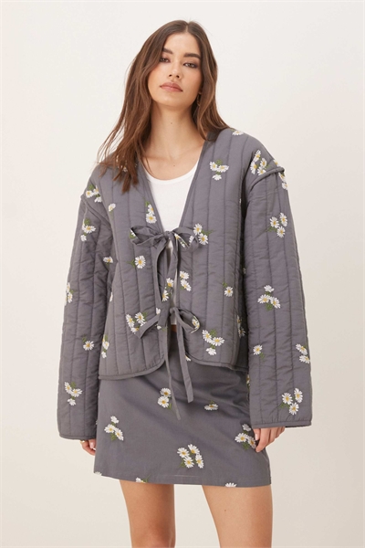 Стеганая вышитая куртка с завязками спереди артикул 140028237