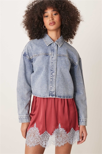 Легкая укороченная джинсовая куртка со заклепками светло-голубого цвета артикул 141795816