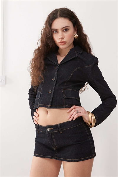 Контрастная застежка на пуговицах, укороченный жакет из темного денима артикул 143438797