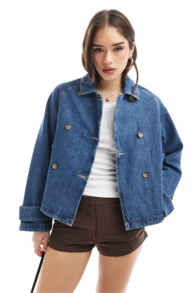 Короткий джинсовый тренч средне-синего цвета артикул 141242223