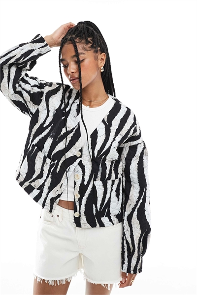 Укороченная стеганая куртка с монохромным принтом в виде зебры артикул 142805093