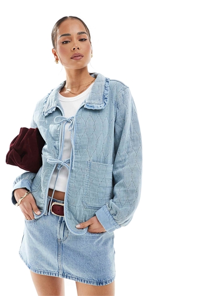 Стеганая куртка-рубашка с завязками спереди и воротником с оборками из светло-голубого денима артикул 139585284