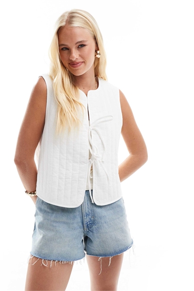 Легкий стеганый летний жилет с завязками спереди, белого цвета артикул 141664769