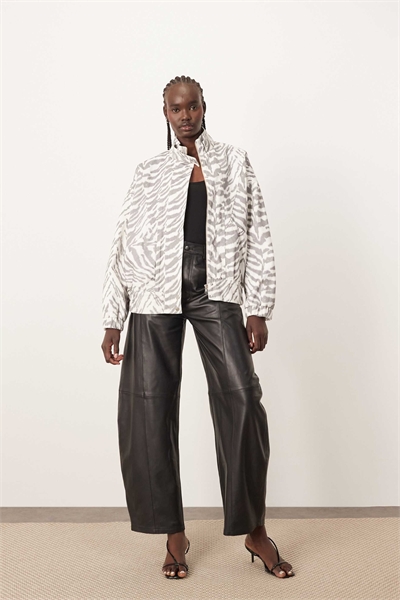 Джинсовая куртка-бомбер с швами с тигровым принтом артикул 142401948