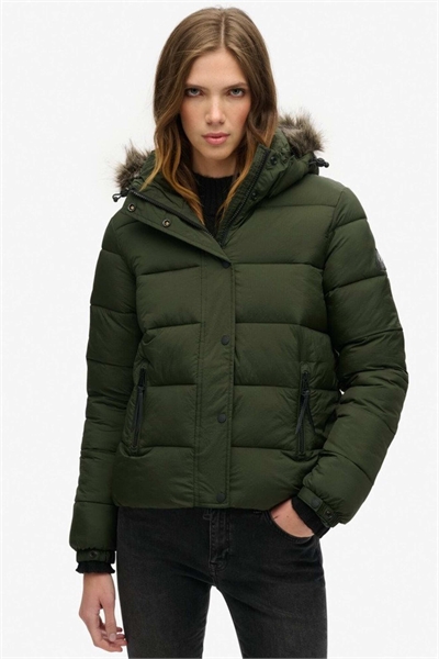 Короткая куртка с капюшоном из излишков товаров оливкового цвета артикул 143427306