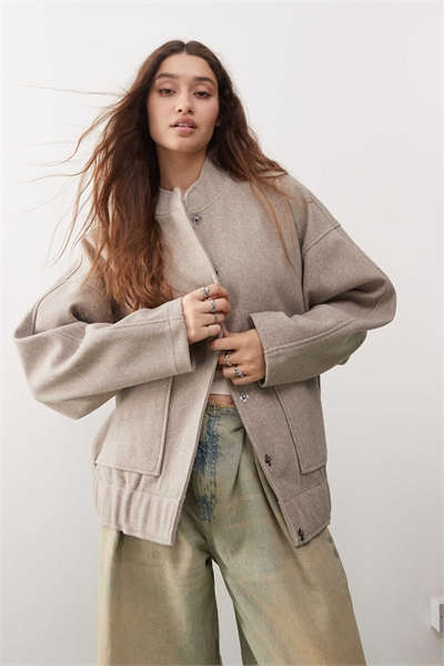 Бомбер из щетованной ткани бежевого меланжевого цвета артикул 135812694