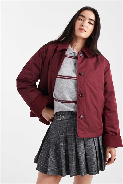 Короткая куртка с воротником из шнурка бордового цвета артикул 150389409