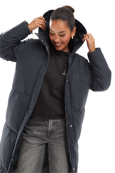 Длинное пуховое пальто с капюшоном артикул 134783922