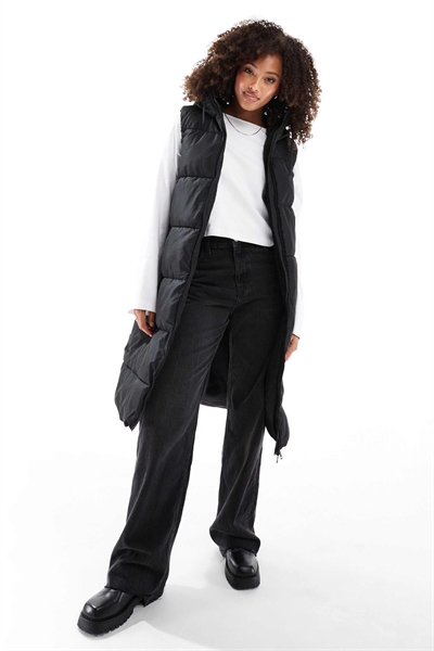 Утепленный жилет черного цвета артикул 136854693