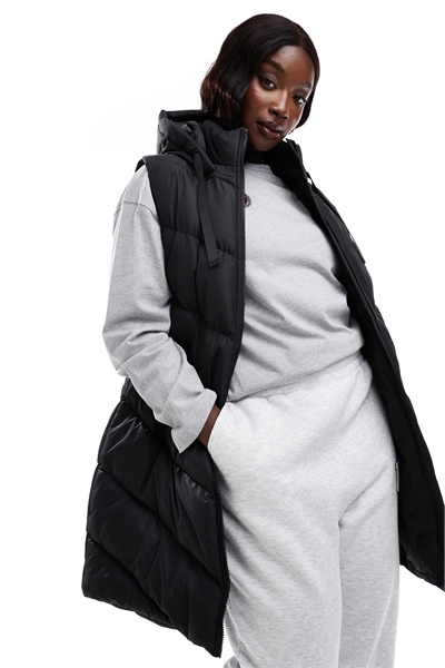 Утепленный жилет с капюшоном и длинными шнурками артикул 134783928