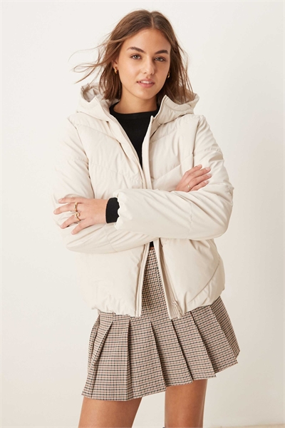 Короткая пуховая куртка бежевого цвета артикул 135850841