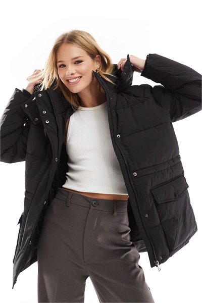 Короткая утепленная куртка с капюшоном черного цвета артикул 138171222