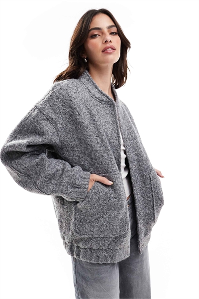 Свободная текстурированная куртка-бомбер средне-серого цвета артикул 136528734