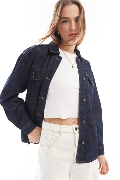 Джинсовая куртка темного цвета артикул 133554955