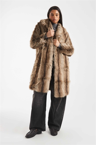 Пальто средней длины из искусственного меха New Look Curve с полосками, коричневого цвета артикул 151897155