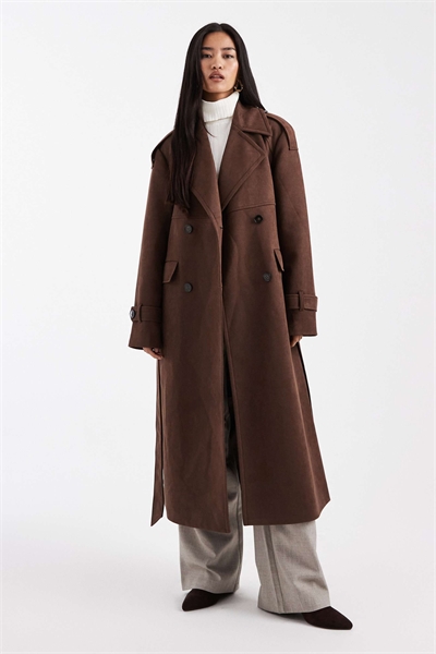 Двубортный тренч-миди с поясом из искусственной замши коричневого цвета артикул 154291196