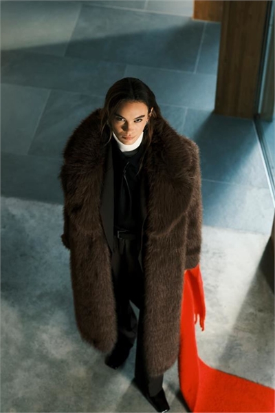 Эксклюзивное пальто макси с объемным воротником из искусственного меха артикул 149050437