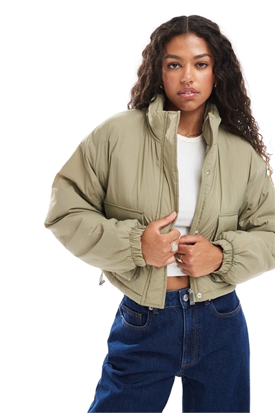 Короткая утепленная куртка с воротником-воронкой и карманами артикул 147901108