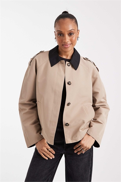 Чистый укороченный тренч с контрастным воротником цвета верблюжьей шерсти артикул 149832564