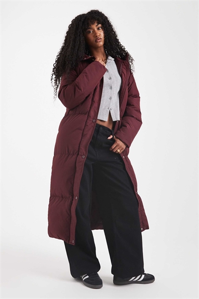 Длинное пуховое пальто с капюшоном артикул 145397476