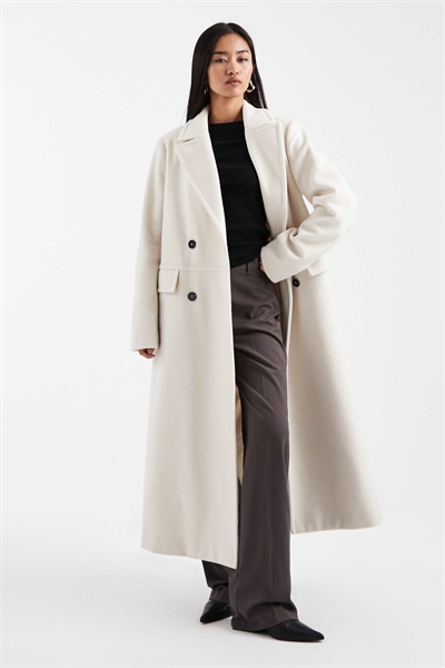 Длинное структурированное формальное пальто с двойной застежкой из шерсти кремового цвета артикул 148031929