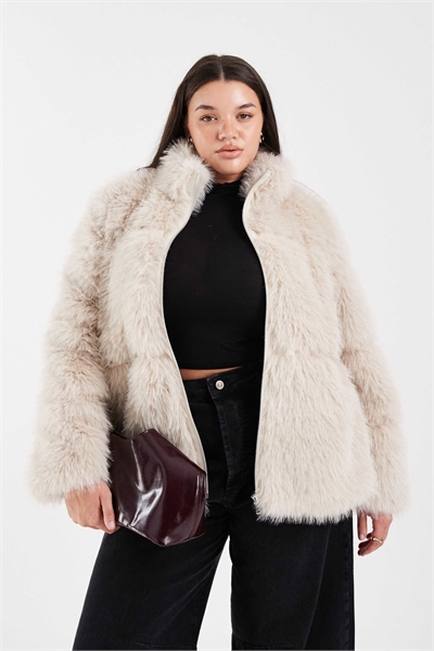 Короткое пальто из плюша кремового цвета артикул 150666038