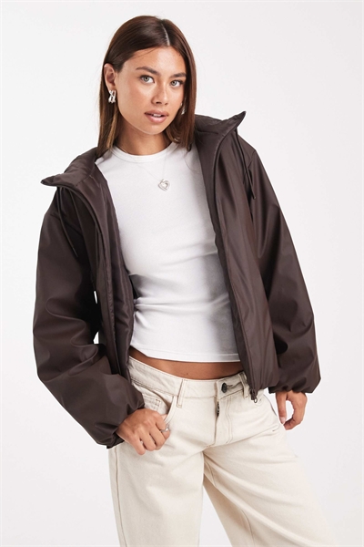 Бомбер с капюшоном из прорезиненной ткани артикул 142205781