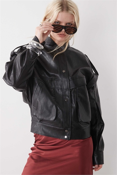Женская бомбер-куртка из искусственной кожи с текстурированной поверхностью, заниженными плечами и карманами, черного цвета артикул 152830312