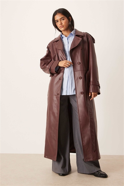 Тренч оверсайз из искусственной кожи с заниженными плечами артикул 150365750
