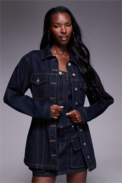 Джинсовая куртка с затягивающимся поясом в темном цвете артикул 148996908