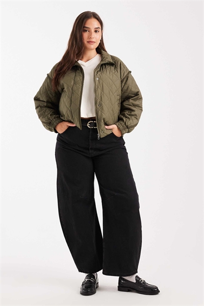 Укороченная стеганая куртка-бомбер цвета хаки артикул 147625462