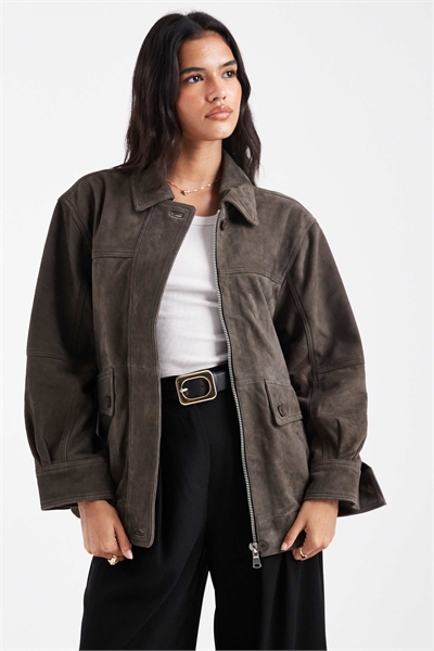 Бомбер из натуральной замши свободного кроя артикул 146853217