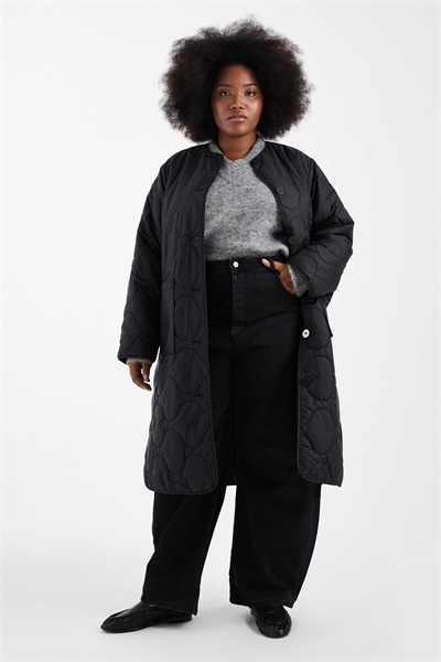 Стеганое длинное пальто черного цвета артикул 147625464